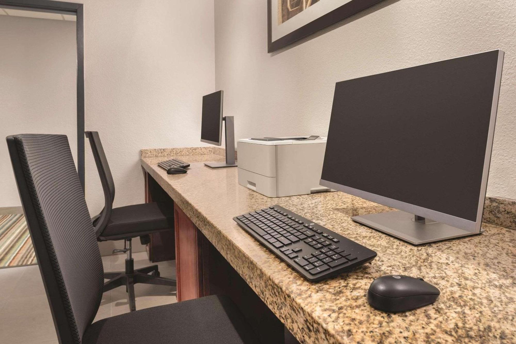 Country Inn & Suites By Radisson, Pella, Ia Exteriör bild