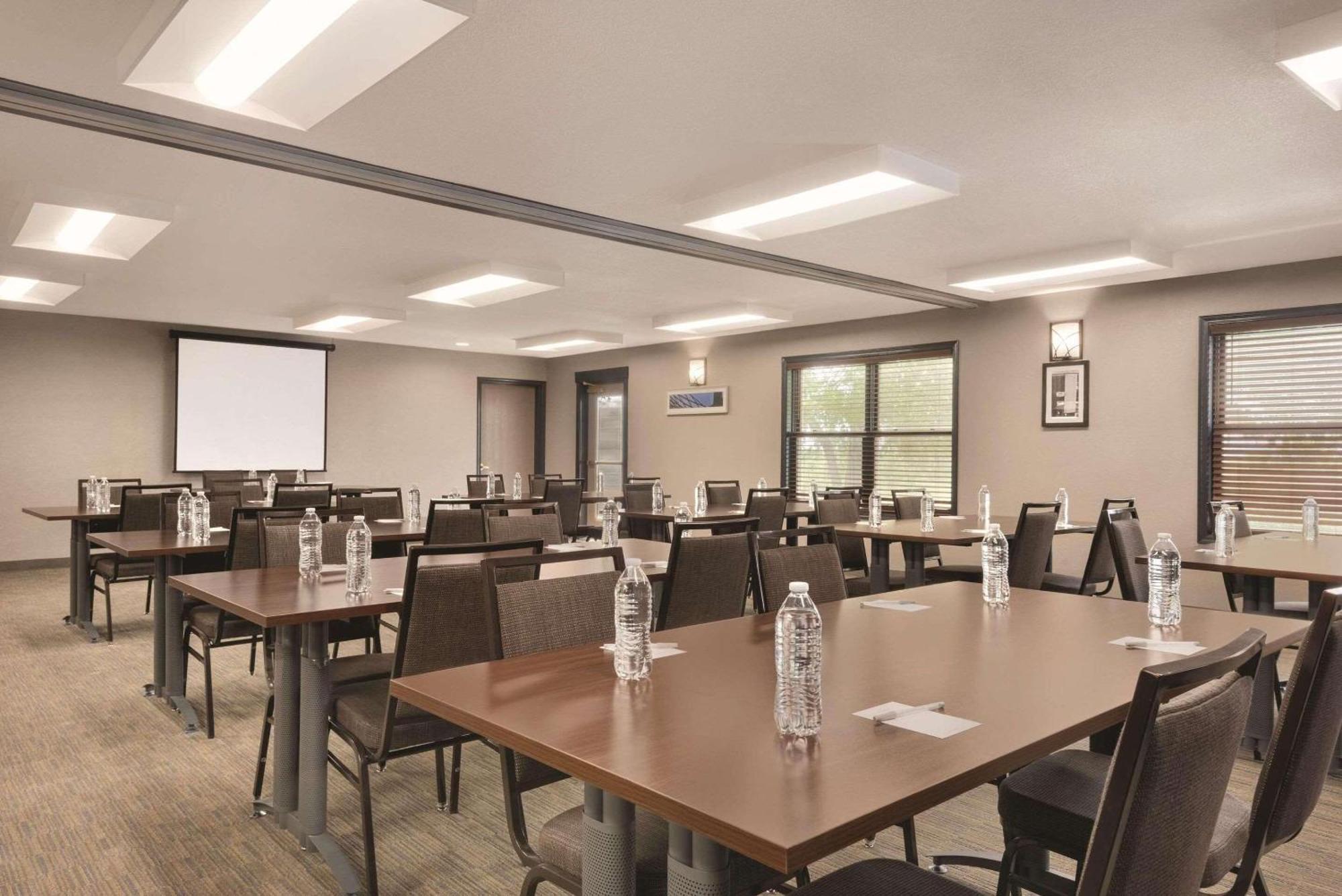 Country Inn & Suites By Radisson, Pella, Ia Exteriör bild