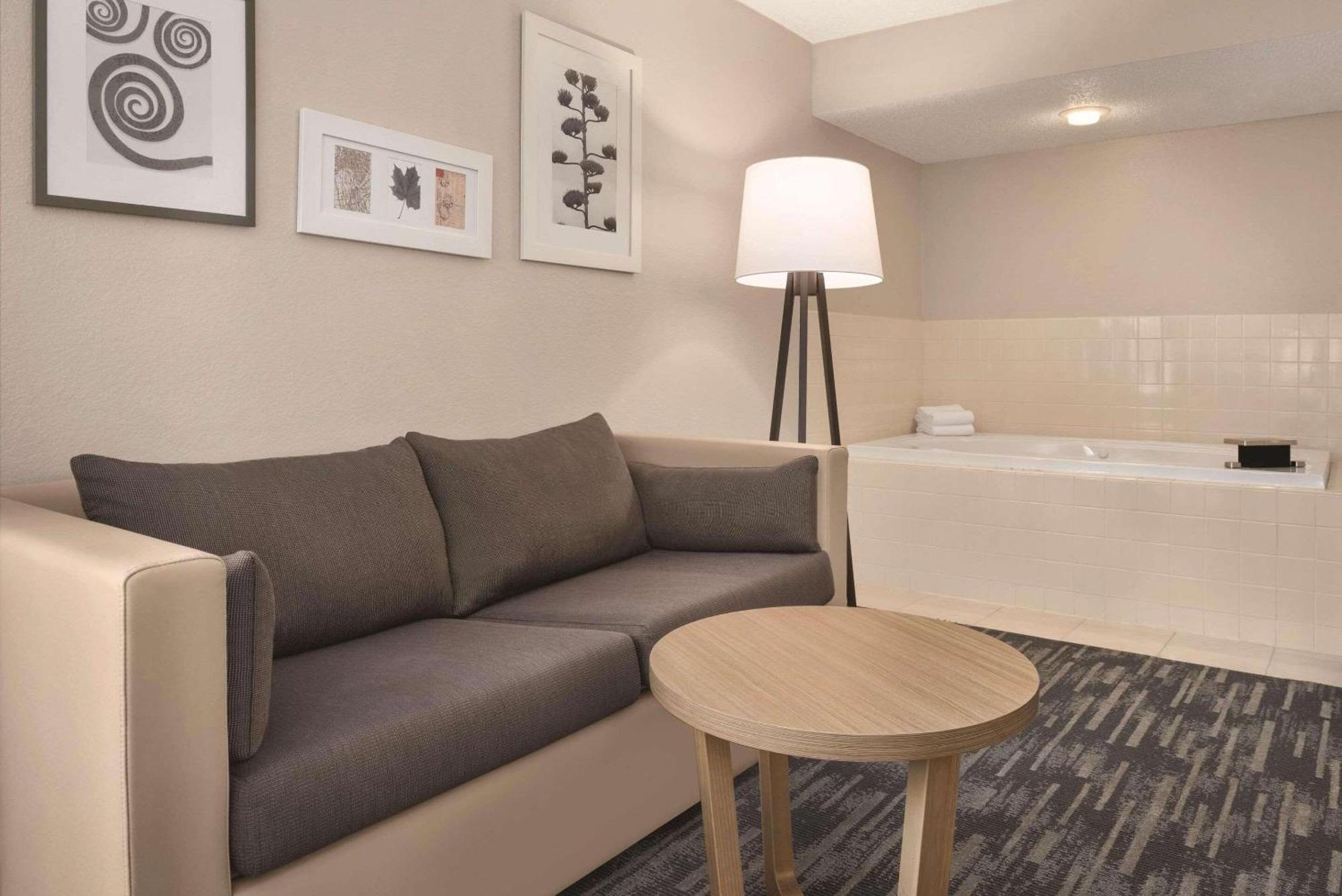 Country Inn & Suites By Radisson, Pella, Ia Exteriör bild