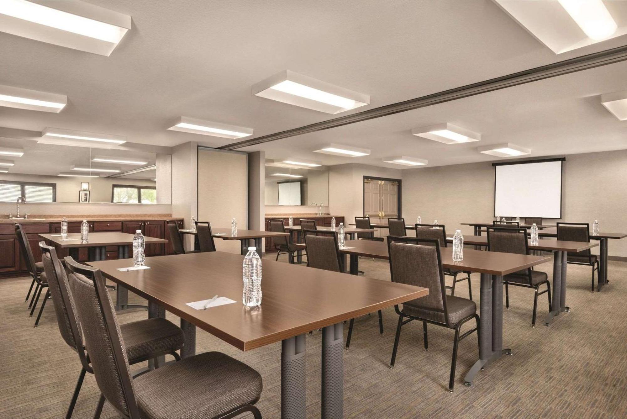 Country Inn & Suites By Radisson, Pella, Ia Exteriör bild